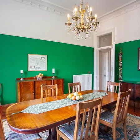 Mansion Flat With Turret Views, Sunsets, Close To Transport Апартаменты *