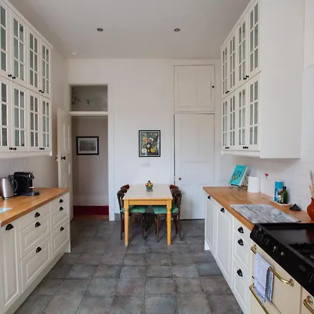 Mansion Flat With Turret Views, Sunsets, Close To Transport *