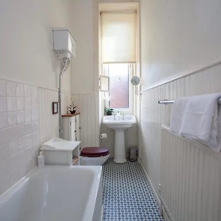 Mansion Flat With Turret Views, Sunsets, Close To Transport Daire