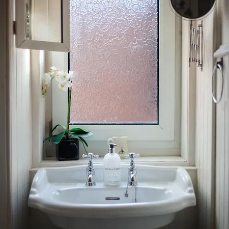 Mansion Flat With Turret Views, Sunsets, Close To Transport Glasgow