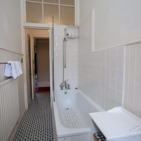 Elegant Victorian In Glasgow's West End Apartment *