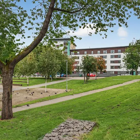 Modern 2-bedroom Flat In Centre, Near Galsgow