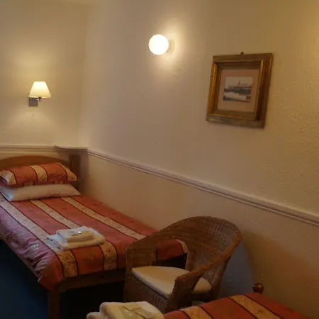 The Hampton Court 3*