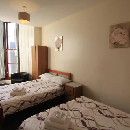 The Hampton Court 3* גלאזגו