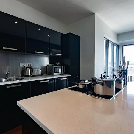 The Spires Serviced * グラスゴー