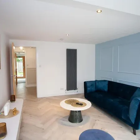 Newly Renovated 3 Bedroom Modern House 別荘 *