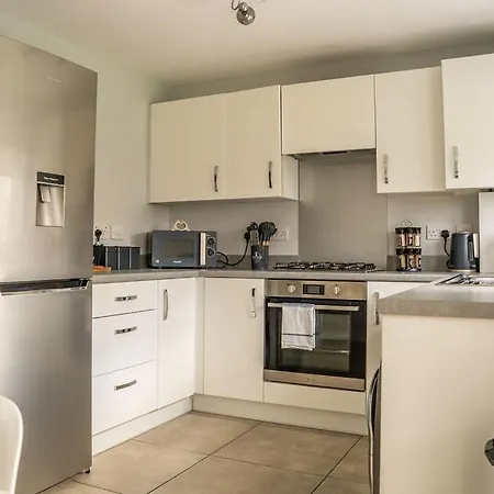 Modern 3br With 3 Bathrooms, Garden & Free Parking * Glasgow