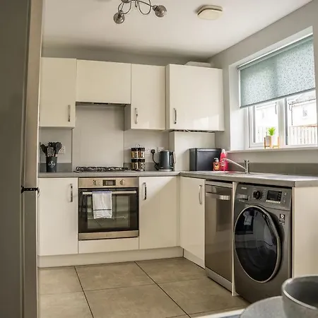 Modern 3br With 3 Bathrooms, Garden & Free Parking