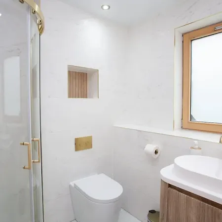 別荘 Newly Renovated 3 Bedroom Modern House グラスゴー