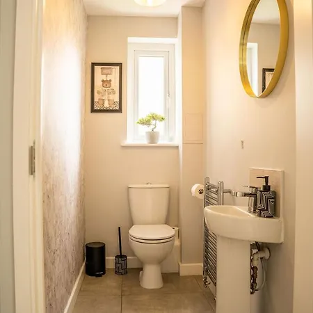 Modern 3br With 3 Bathrooms, Garden & Free Parking Villa Glasgow