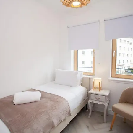 Newly Renovated 3 Bedroom Modern House * グラスゴー