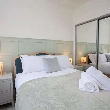 Newly Renovated 3 Bedroom Modern House 度假居 *