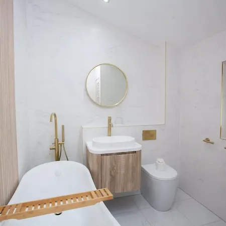 Newly Renovated 3 Bedroom Modern House *