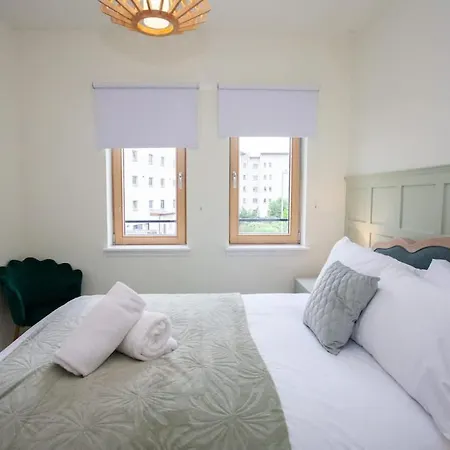 Newly Renovated 3 Bedroom Modern House *