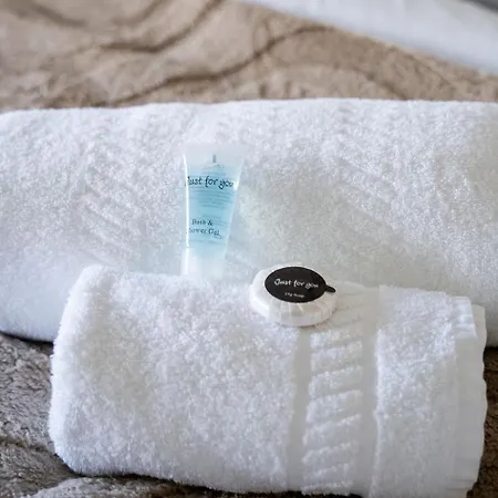 Juststay - 3 Bedroom Luxury With Free Parking *