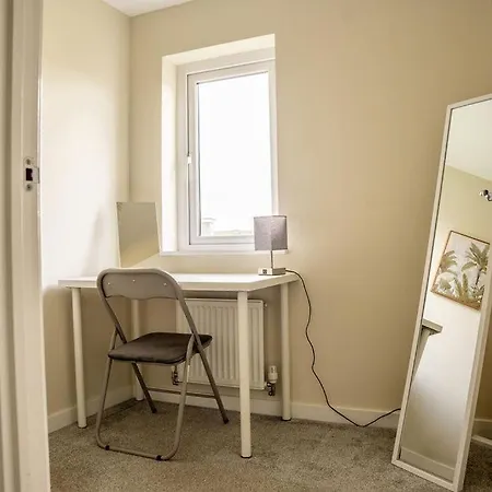 Modern 3br With 3 Bathrooms, Garden & Free Parking Villa