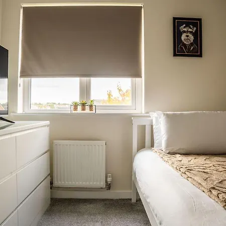 Juststay - 3 Bedroom Luxury With Free Parking