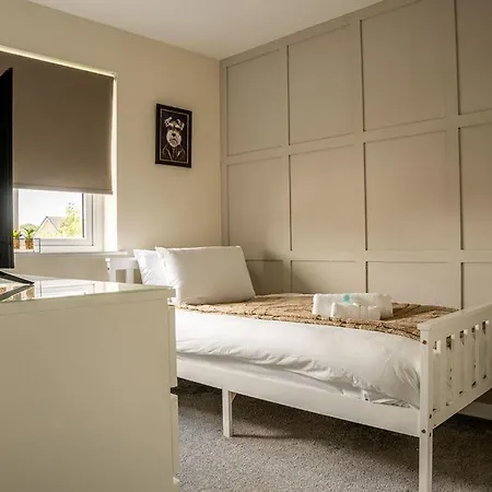 Modern 3br With 3 Bathrooms, Garden & Free Parking *