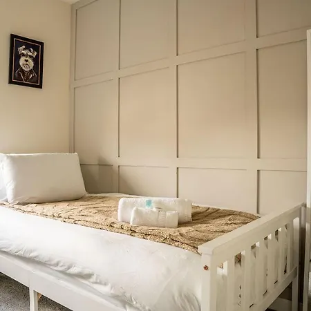 Juststay - 3 Bedroom Luxury With Free Parking Villa