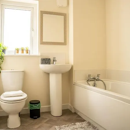 Modern 3br With 3 Bathrooms, Garden & Free Parking Villa *