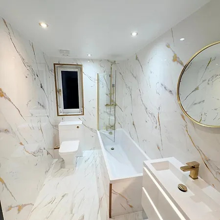 Stylish & Sleeps 7 - Free Parking - Walking Distance To & West End *
