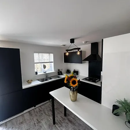 3br Detached Home, Driveway & Large Rear Garden Appartamento