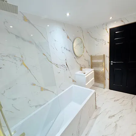 Stylish & Sleeps 7 - Free Parking - Walking Distance To & West End *