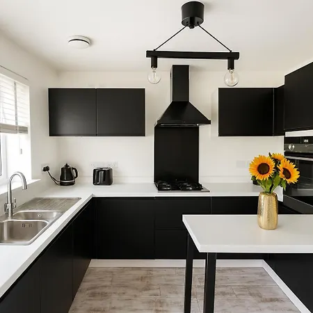 Apartament 3br Detached Home, Driveway & Large Rear Garden