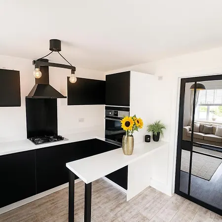 3br Detached Home, Driveway & Large Rear Garden Apartament Glasgow