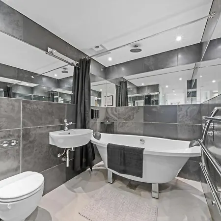 Unique 1 Bedroom Near West End