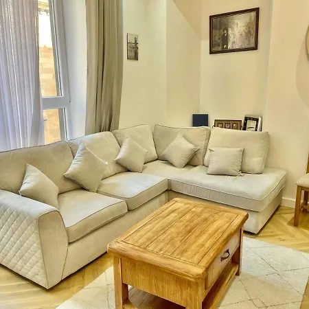 Apartment Three Bedroom In Centre