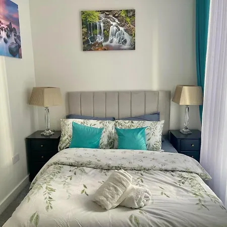 Apartment Three Bedroom In Centre *