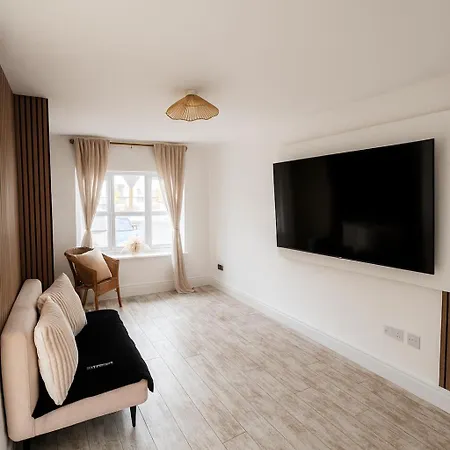 Appartamento 3br Detached Home, Driveway & Large Rear Garden Glasgow