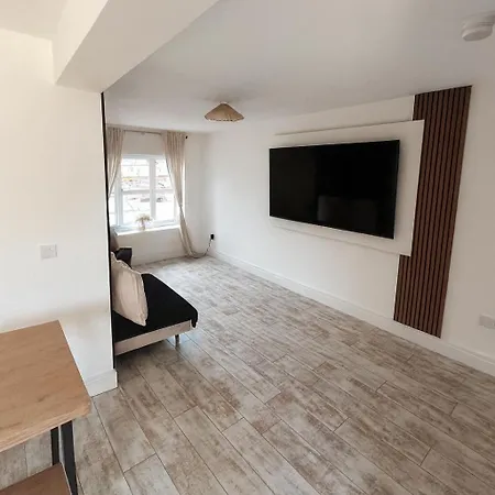 Apartament 3br Detached Home, Driveway & Large Rear Garden