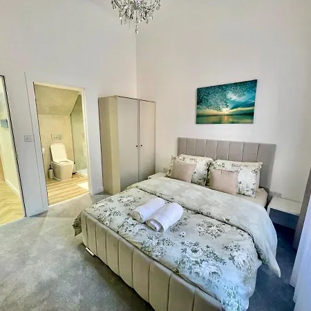 Three Bedroom In Centre Apartment