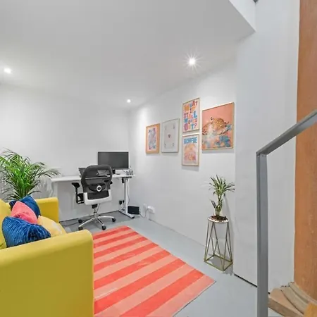 Unique 1 Bedroom Near West End Lägenhet