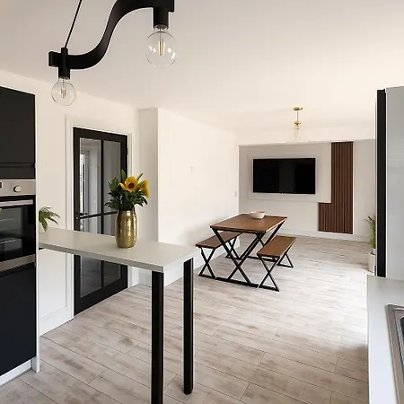 3br Detached Home, Driveway & Large Rear Garden Appartamento *