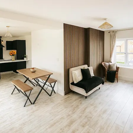 3br Detached Home, Driveway & Large Rear Garden Glasgow