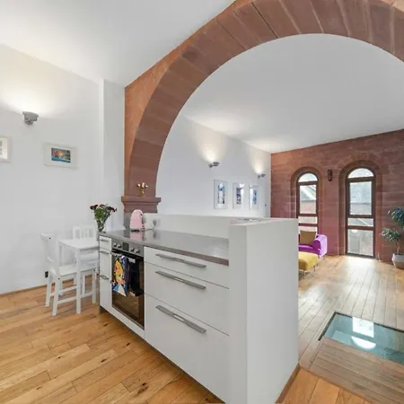 Unique 1 Bedroom Near West End Lägenhet