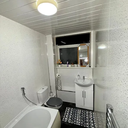 Likewise Modern Two Bedrooms For 4 In Area 아파트 *