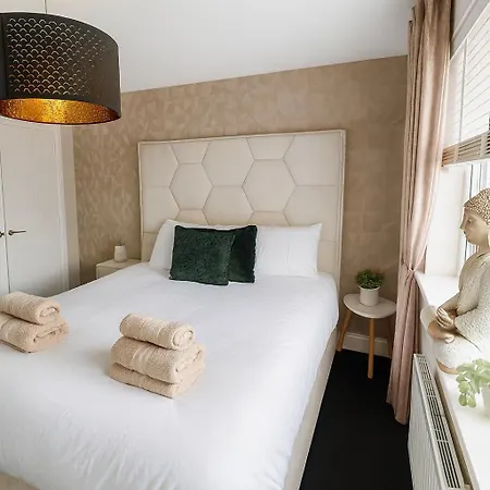 アパート 3br Detached Home, Driveway & Large Rear Garden