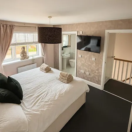 3br Detached Home, Driveway & Large Rear Garden Apartament *