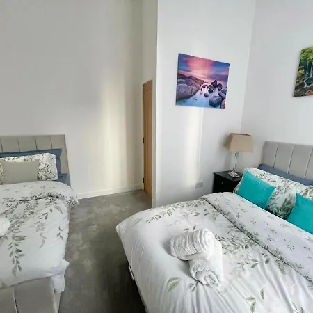 Apartment Three Bedroom In Centre *