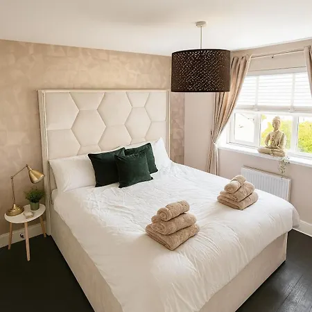 Apartament 3br Detached Home, Driveway & Large Rear Garden Glasgow