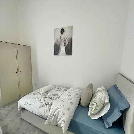 Three Bedroom In Centre *