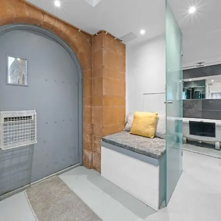 Unique 1 Bedroom Near West End