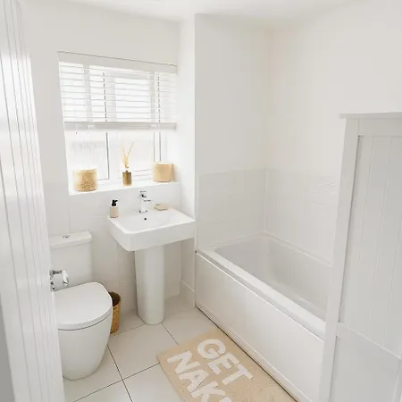 3br Detached Home, Driveway & Large Rear Garden * Glasgow