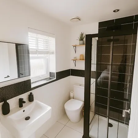 Apartament 3br Detached Home, Driveway & Large Rear Garden