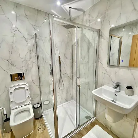 Three Bedroom In Centre شقة