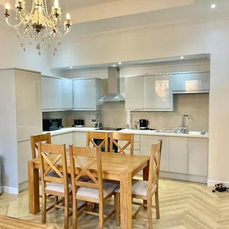 Three Bedroom In Centre *